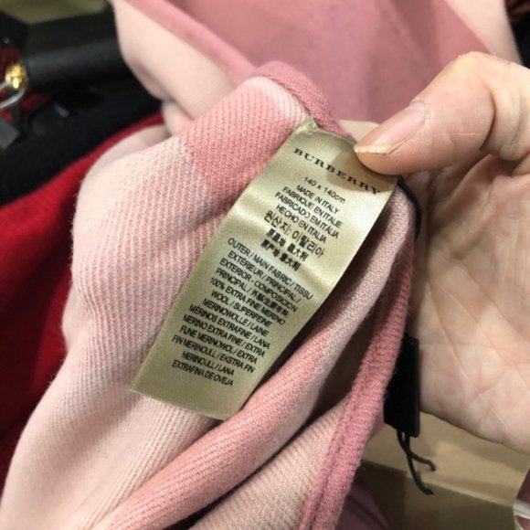 $950 burberry reversible wool check wrap NWT - Picture 11 of 13